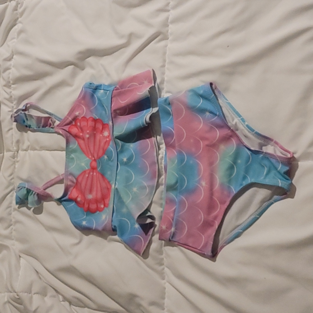 Girls 2-piece swimsuit with adjustable straps & ruffle.
